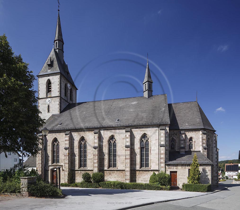 Marsberg Giershagen, Pfarrkirche St. Fabian und Sebastian, sie wurde von 1901 bis 1902 dreischiffig errichtet; Marsberg Giershagen, parish church St. Fabian and Sebastian.