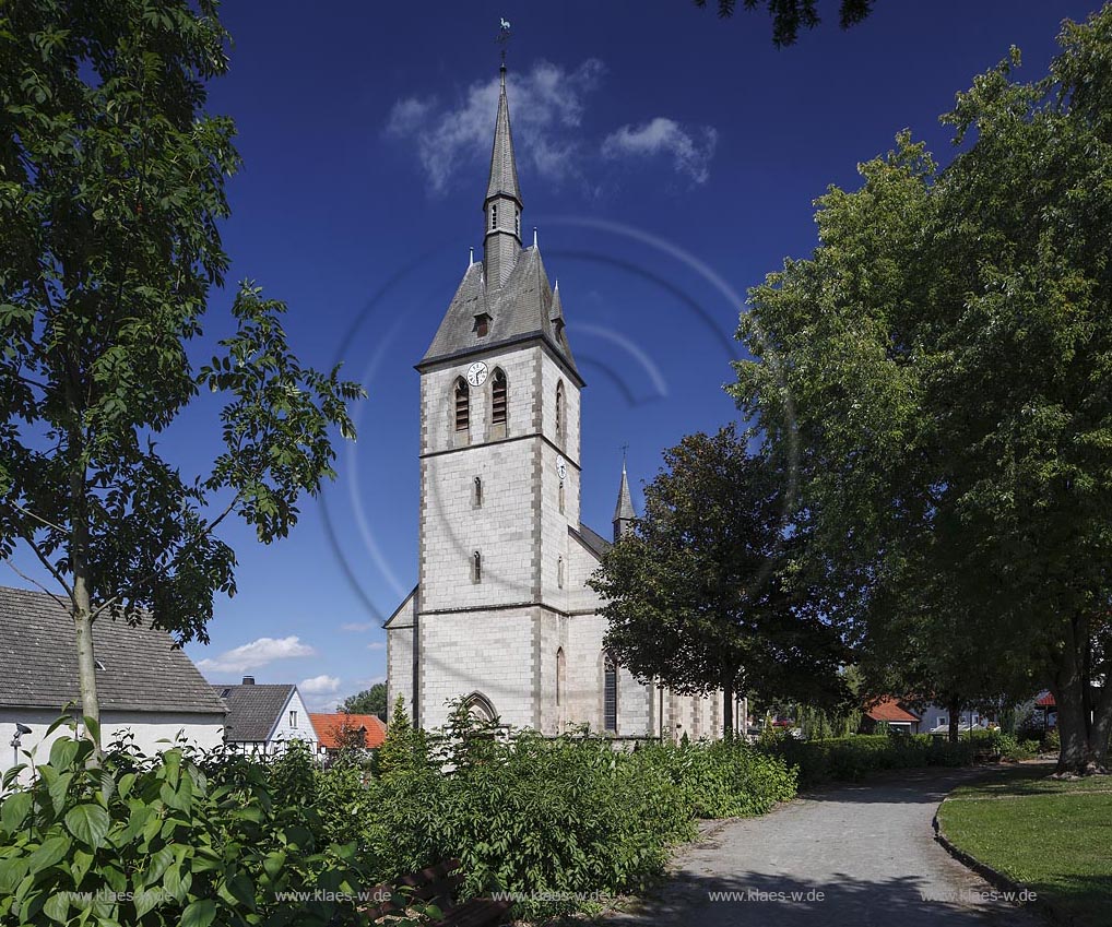 Marsberg Giershagen, Pfarrkirche St. Fabian und Sebastian, sie wurde von 1901 bis 1902 dreischiffig errichtet; Marsberg Giershagen, parish church St. Fabian and Sebastian.