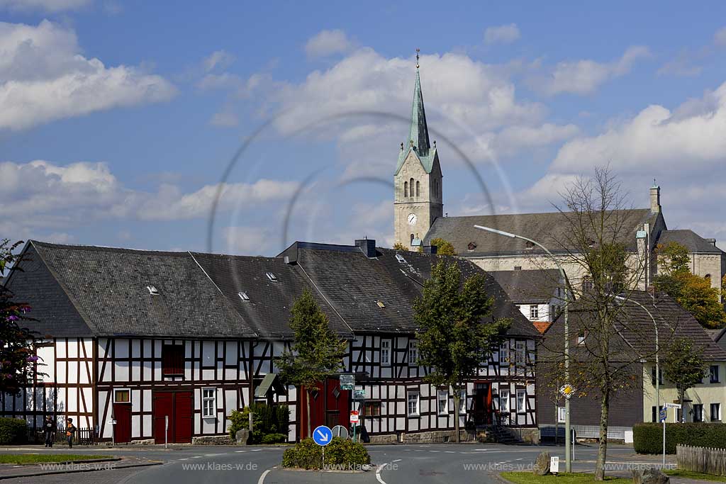 Medebach, Hochsauerlandkreis, Blick zur Pfarrkirche St. Peter und Paul, Ortsblick, Sauerland