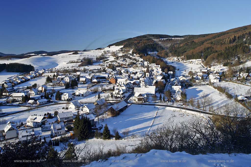 Medebach Ddinghausen in verschneiter Winterlandschaft; view to Medebach Duedinghausen in snow-covered winter landscape