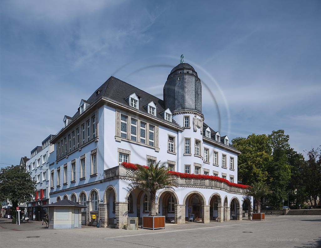 Menden, Blick auf das Rathaus mit blauem Wolkenhimmel; Menden, view at the town hall with blue clouded sky.