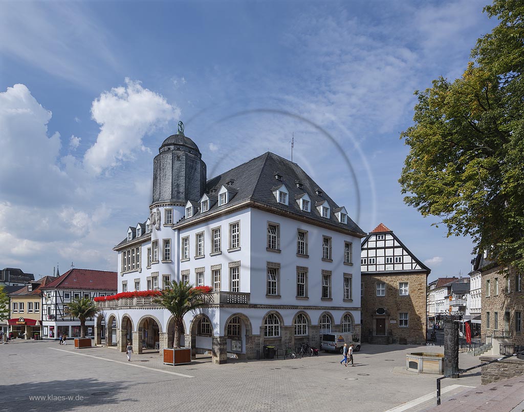 Menden, Blick auf das Rathaus mit blauem Wolkenhimmel; Menden, view at the town hall with blue clouded sky.