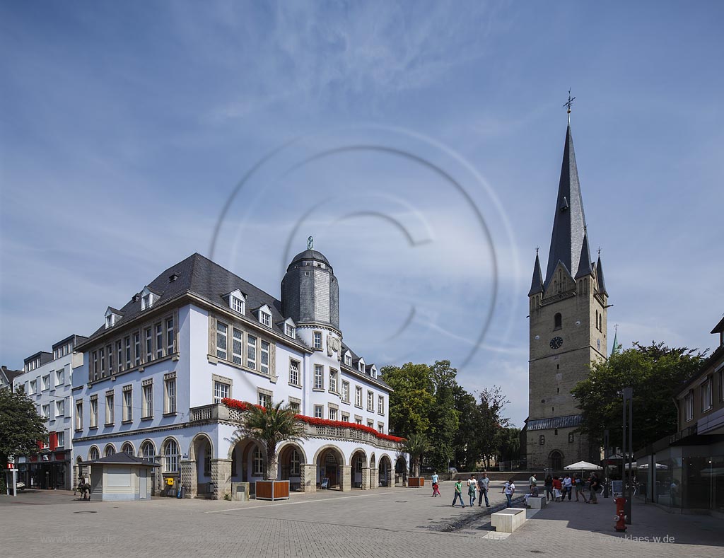 Menden, Blick auf das Rathaus und St. Vincenz- Kirchturm mit blauem Wolkenhimmel; Menden, view at the town hall and church tower with blue clouded sky.