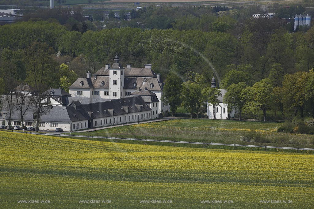 Meschede-Laer, Schloss Laer in  bluehender Fruehlingslandschaft mit Rapsfeld; Meschede-Laer, castle Schloss Laer in  a flowering springtime landscape with a field of rapeseed.