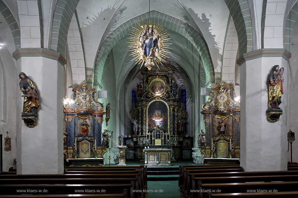 Meschede, Eversberg, Pfarrkirche Sankt Johannes Evangelist, innenansicht mit Altar