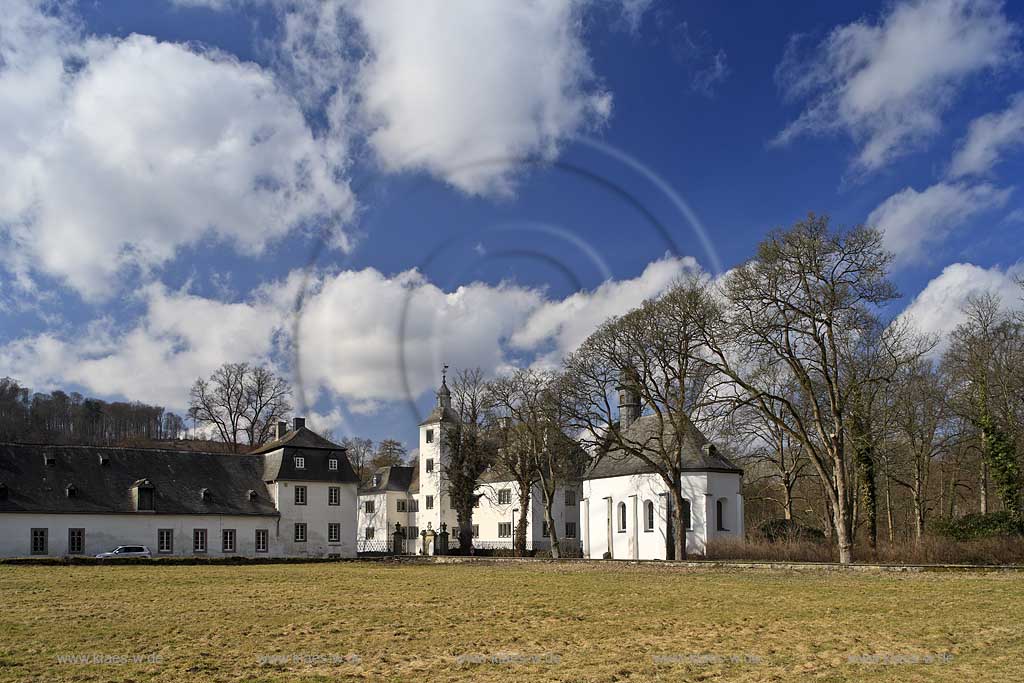 Meschede Schloss Laer mit Schlosskapelle im Ruhrtal, Castle Laer with the chapel near Meschede in Ruhr valley