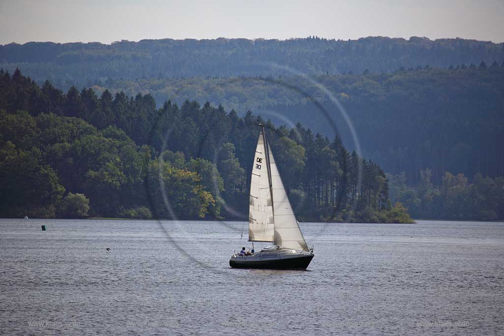 Moehnesee, Mhnesee, Kreis Soest, Blick auf Segelboot und Landschaft, Sauerland