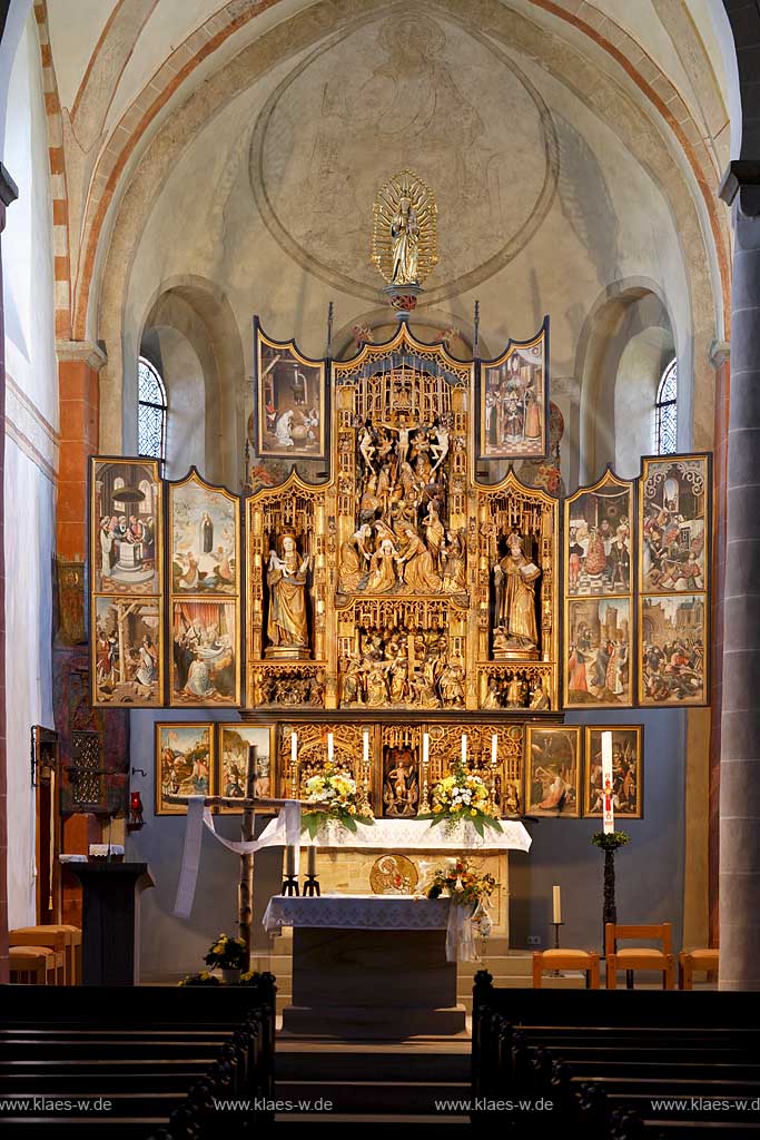 Neuenrade, Affeln, Maerkischer Kreis, Mrkischer Kreis, Blick in Romanische Kirche auf Flandrischen Altar, Sauerland