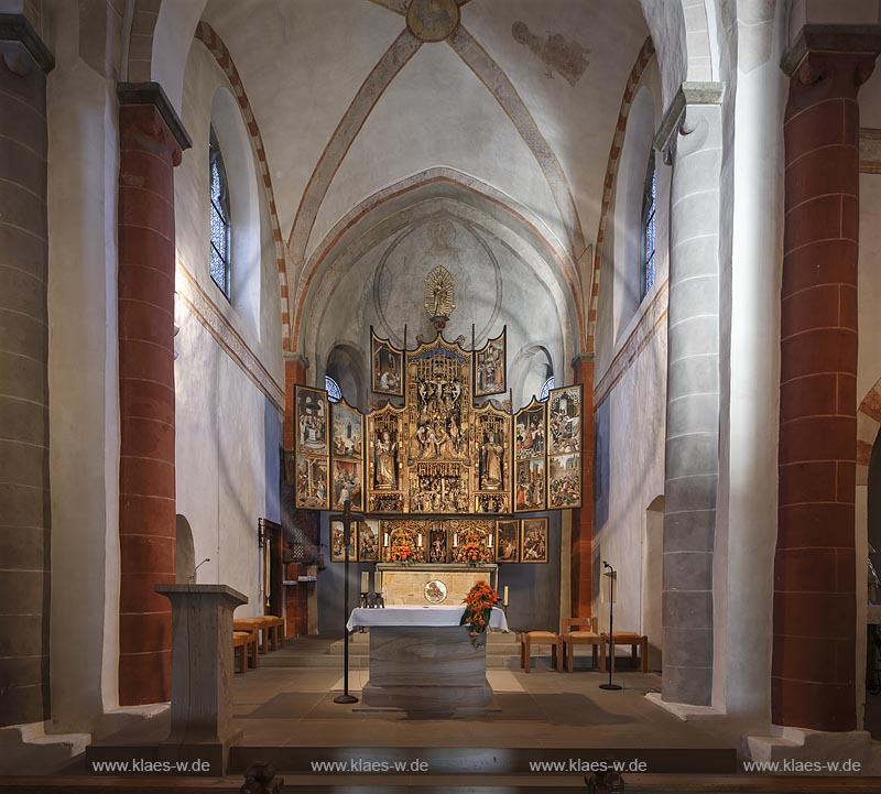 Neuenrade Affeln,  romanische Hallenkirche St. Lambertus, 13. Jahrhundert erbaut mit dem besonders sehenswerten Klapp-Altar, flandrischer Altar,Antwerpener Retabel. Er stammt aus der Zeit zwischen 1500 und 1530 und zaehlt zu den beruehmtesten flandrischen Schnitzaltaeren der Spaetgotik; Neuenrade Affeln, church St. Lambertuskirche, view to the altar Flandrischer Altar.