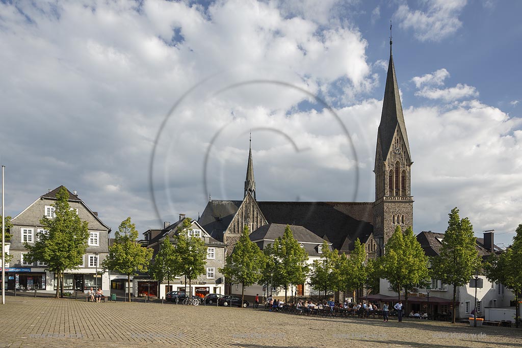 Olpe, Markt mit St.-Martinus-Kirche; Olpe, market square with church St.-Martinus-Kirche.