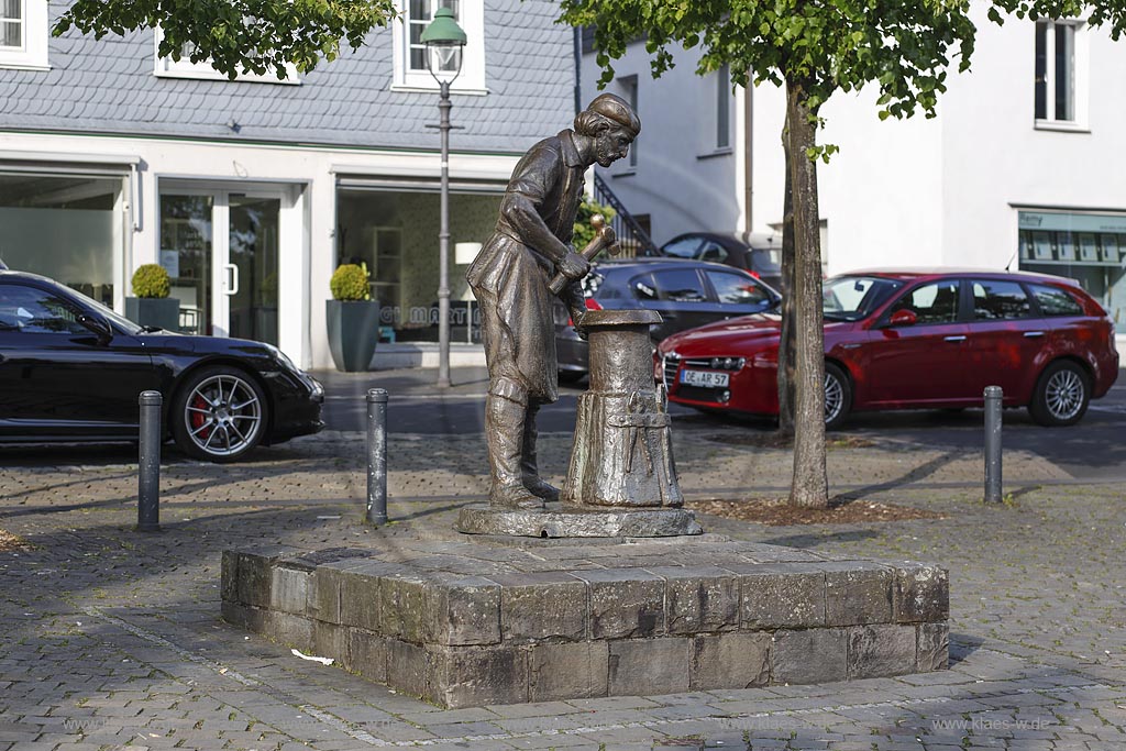Olpe, Pannenkloepperdenkmal von 1982, es symbolisiert die ehemalige Bedeutung der Schmiede in der Region; Olpe, monument Pannenkloepperdenkmal anno 1982