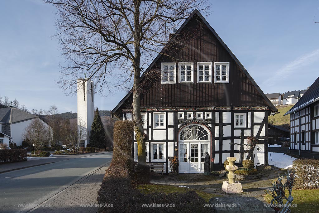 Olsberg Elleringhausen, Fachwerkhaus mit Deelentor und Inschrift; Olsberg Elleringhausen, frame house.