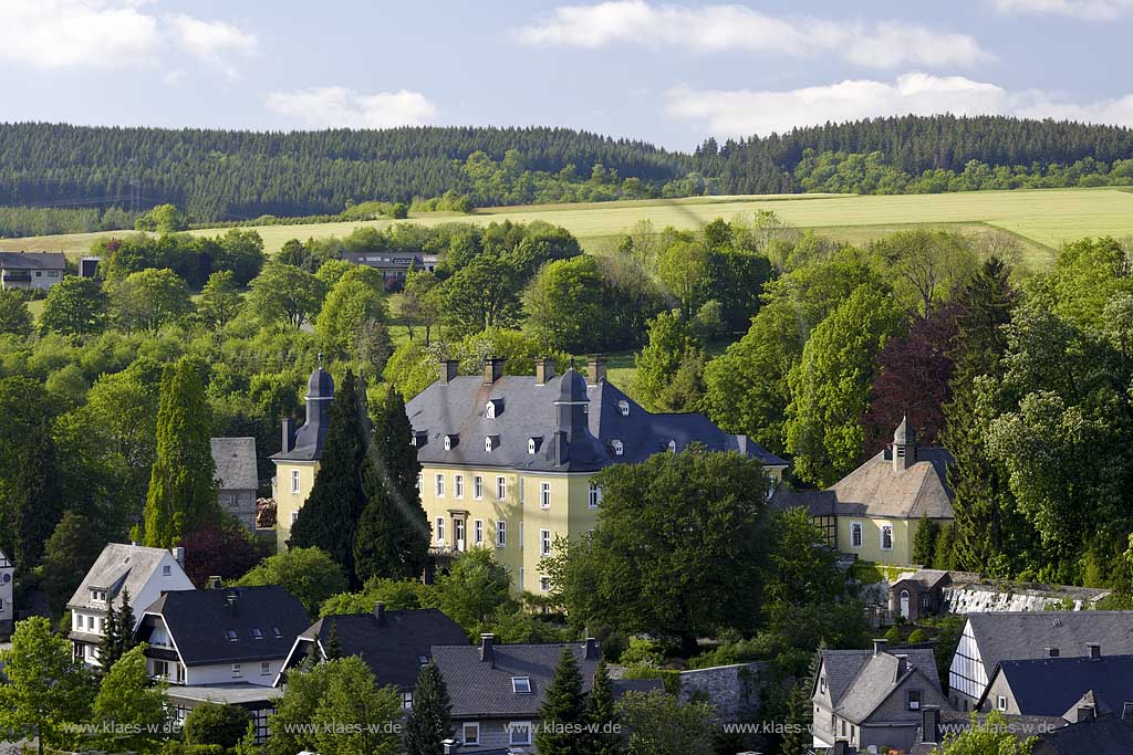 Olsberg, Antfeld, Hochsauerlandkreis, Blick auf Ort und auf Schloss Antfeld, Sauerland