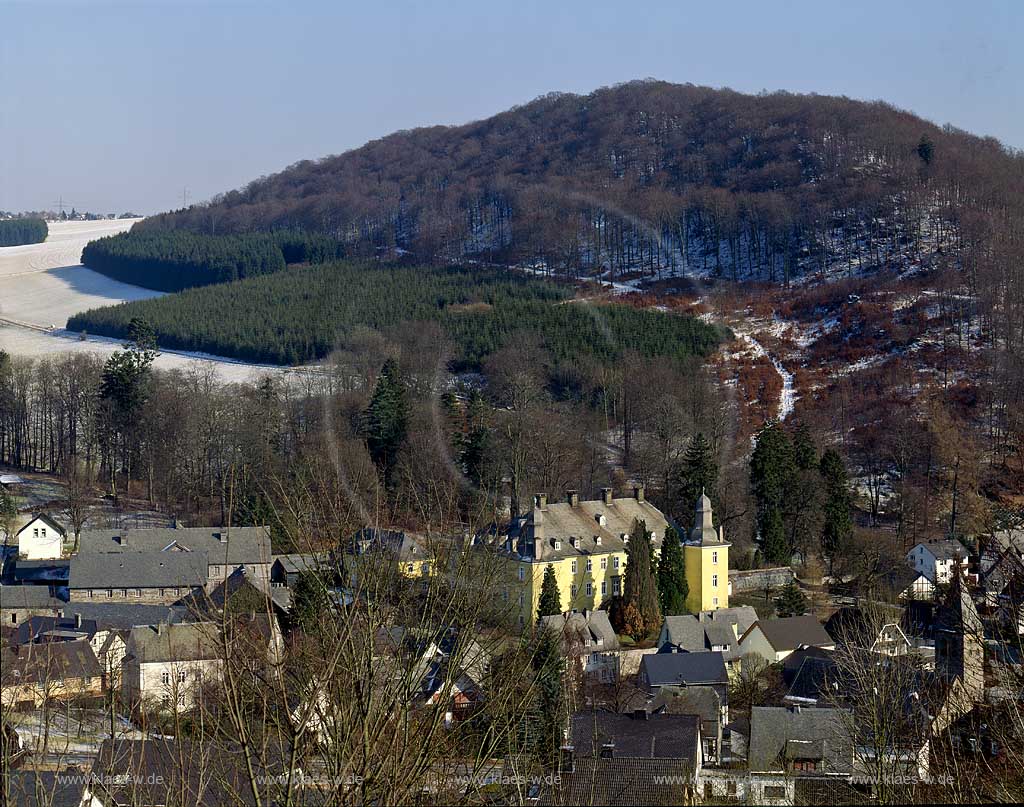 Olsberg, Antfeld, Hochsauerlandkreis, Blick auf Schloss Antfeld und Ort, Sauerland