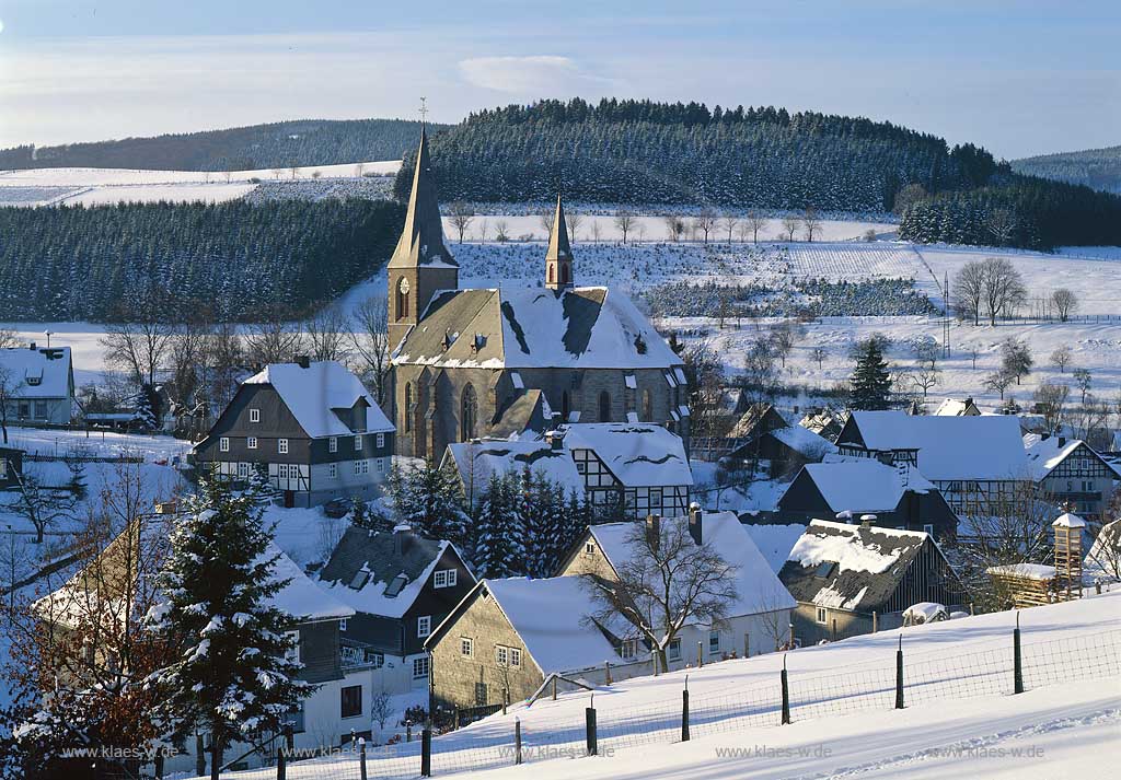 Olsberg, Assinghausen, Hochsauerlandkreis, Blick auf Ort im Winter, Sauerland