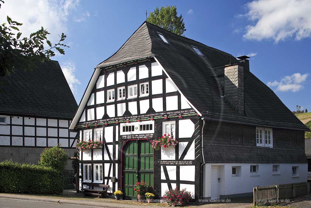 Olsberg, Assinghausen, Hochsauerlandkreis, Fachwerkhaus, Blick auf Deelentor mit Inschrift, Sauerland