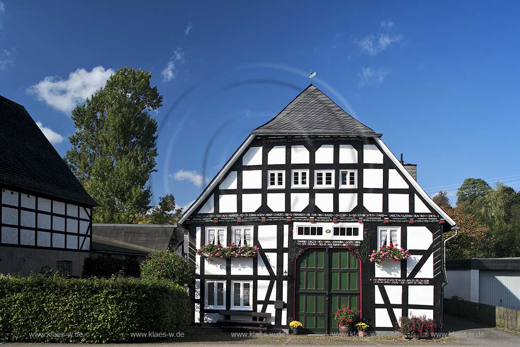 Olsberg, Assinghausen, Hochsauerlandkreis, Fachwerkhaus, Blick auf Deelentor mit Inschrift, Sauerland