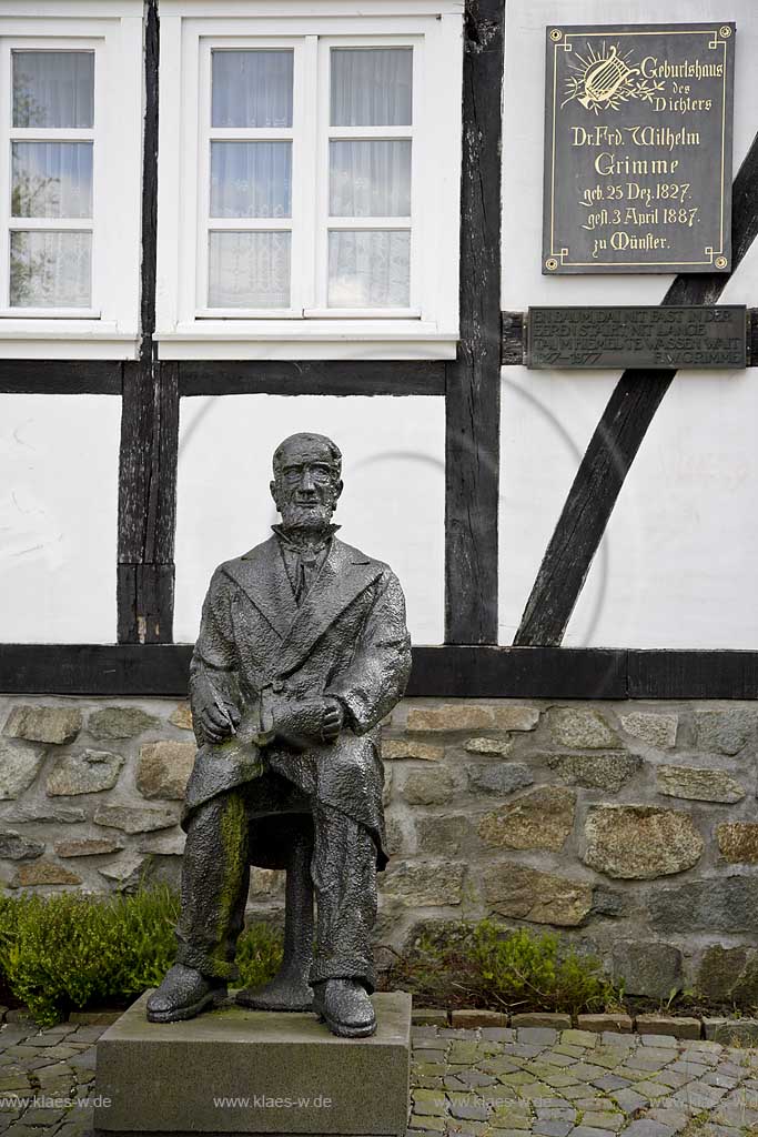 Olsberg, Assinghausen, Hochsauerlandkreis, Blick auf Friedrich Wilhelm Grimme Denkmal vor Geburtshaus, Sauerland