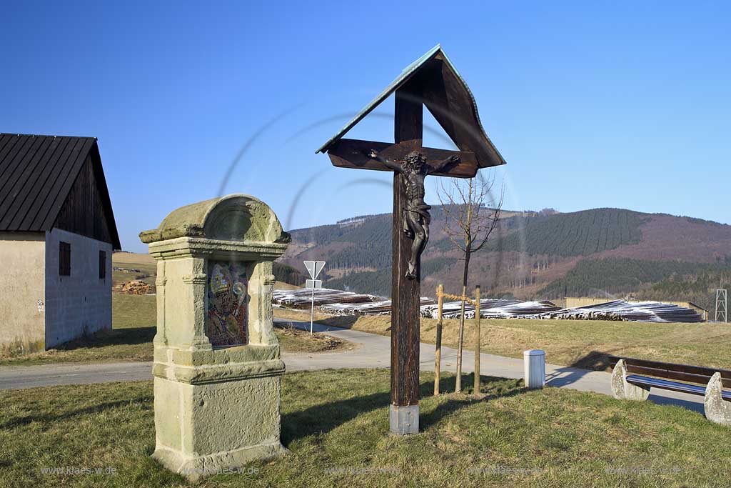 Olsberg, Assinghausen, Sauerland, Wegkreuz vor dem Sgewerk Pieper, Nassholzlager
