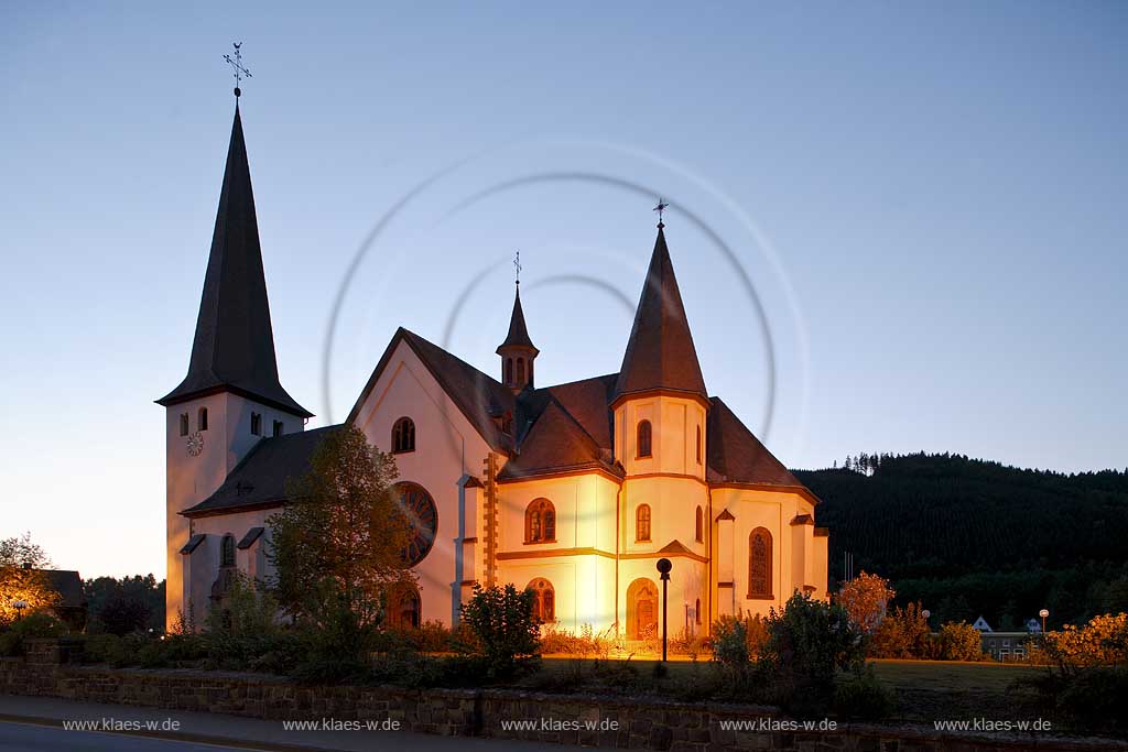 Olsberg, Bigge, Hochsauerlandkreis, Blick auf St. Martinus Kirche bei Abendstimmung, Sauerland