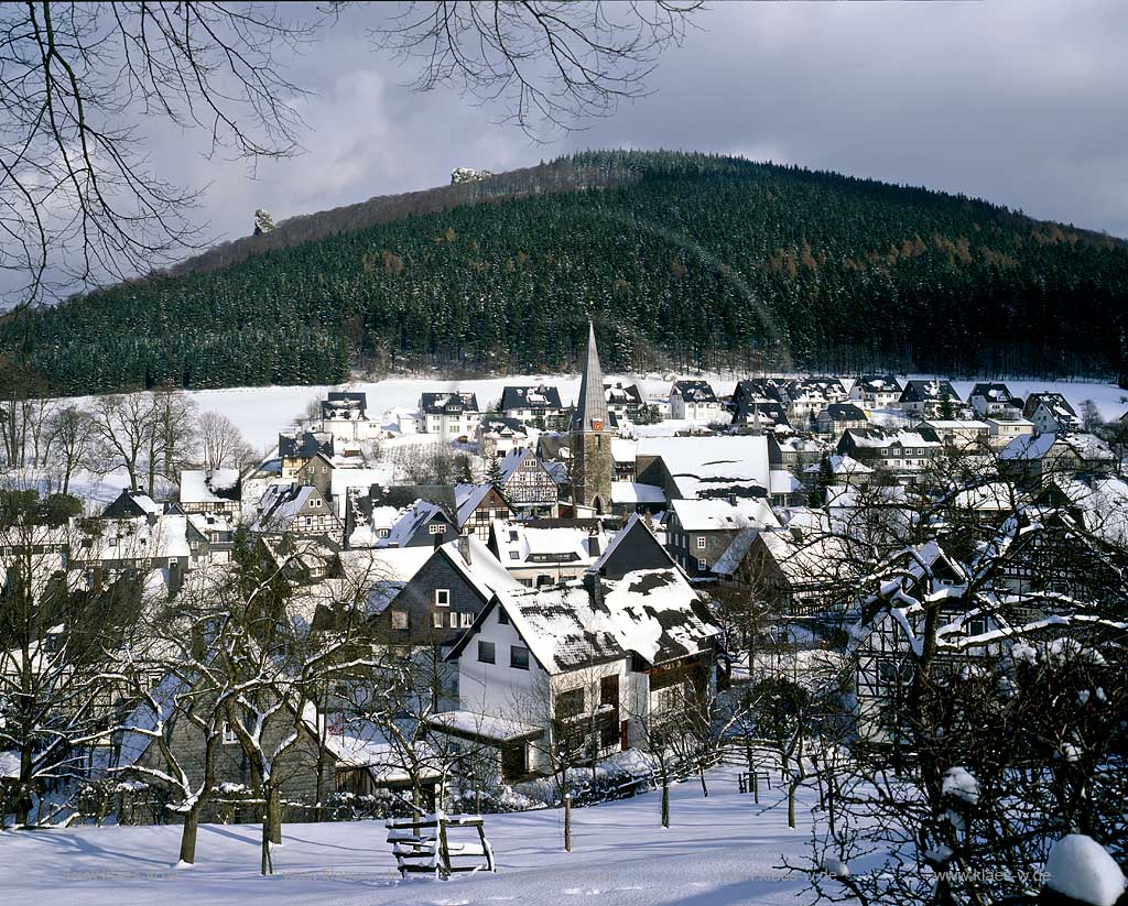 Olsberg, Brunskappel, Hochsauerlandkreis, Blick auf Ort in Winterlandschaft, Sauerland