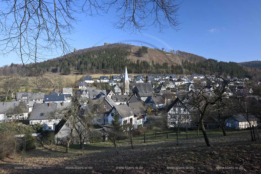 Olsberg, Bruchhausen, Blick auf den Ort und die Bruchhauser Steine auf dem Istenberg