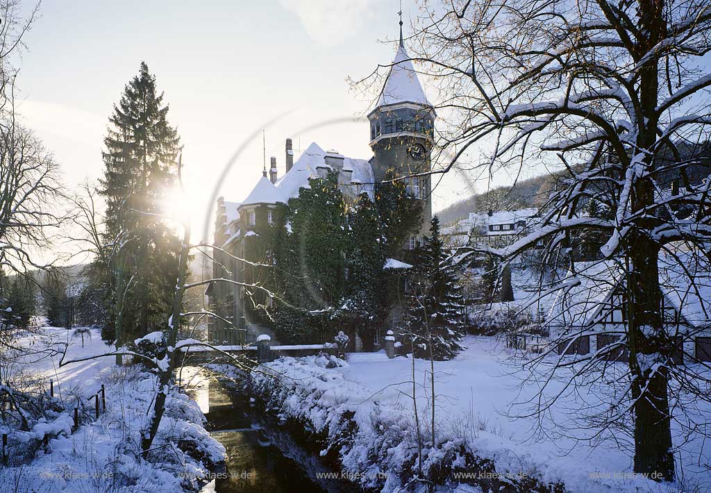 Olsberg, Brunskappel, Hochsauerlandkreis, Blick auf Schloss Wildenberg im Schnee, Sauerland
