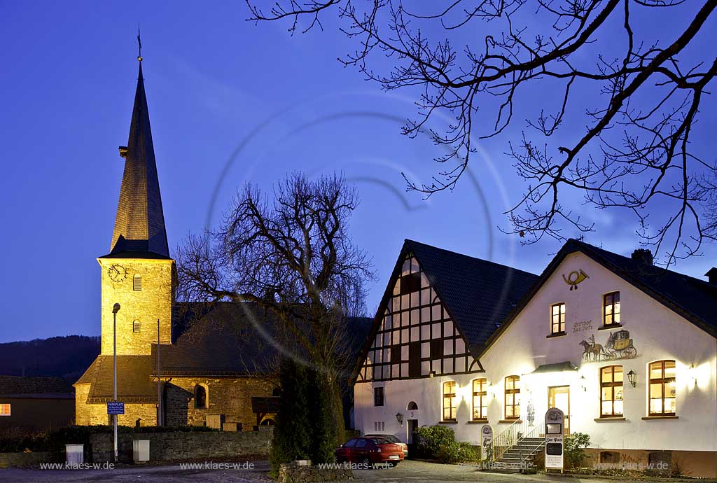 Plettenberg Ohle die Ohler Dorfkirche in naechtlicher Beleuchtung zur blauen Stunde, blaue Stunde; Night image of the village church in Plettenberg Ohle
