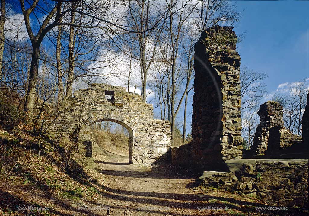 Plettenberg, Maerkischer Kreis, Mrkischer Kreis, Blick auf Ruine Schwarzenberg, Torbogen, Sauerland