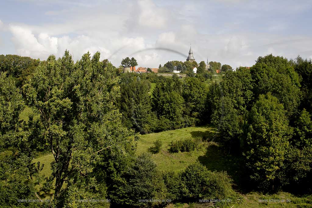 Ruethen, Rthen, Kreis Soest, Blick ber, ueber Landschaft auf Stadt mit Stadtmauer und Hexenturm, Sauerland