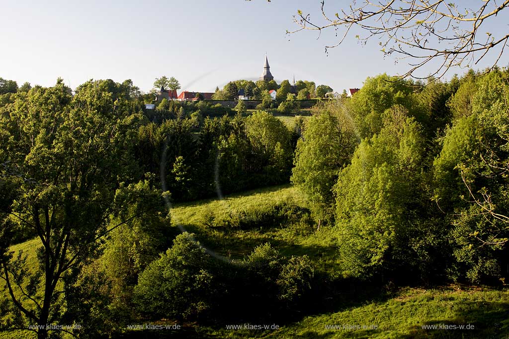 Ruethen, Rthen, Kreis Soest, Blick zur Stadt mit Stadtmauer und Landschaft, Sauerland