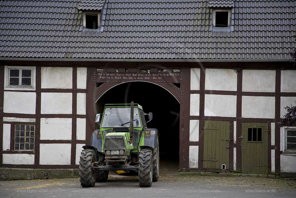Rthen, Ruethen, Altenrthen, Altenruethen, Kreis Soest, Blick auf Fachwerkhaus mit Traktor, Bauernhof, Sauerland