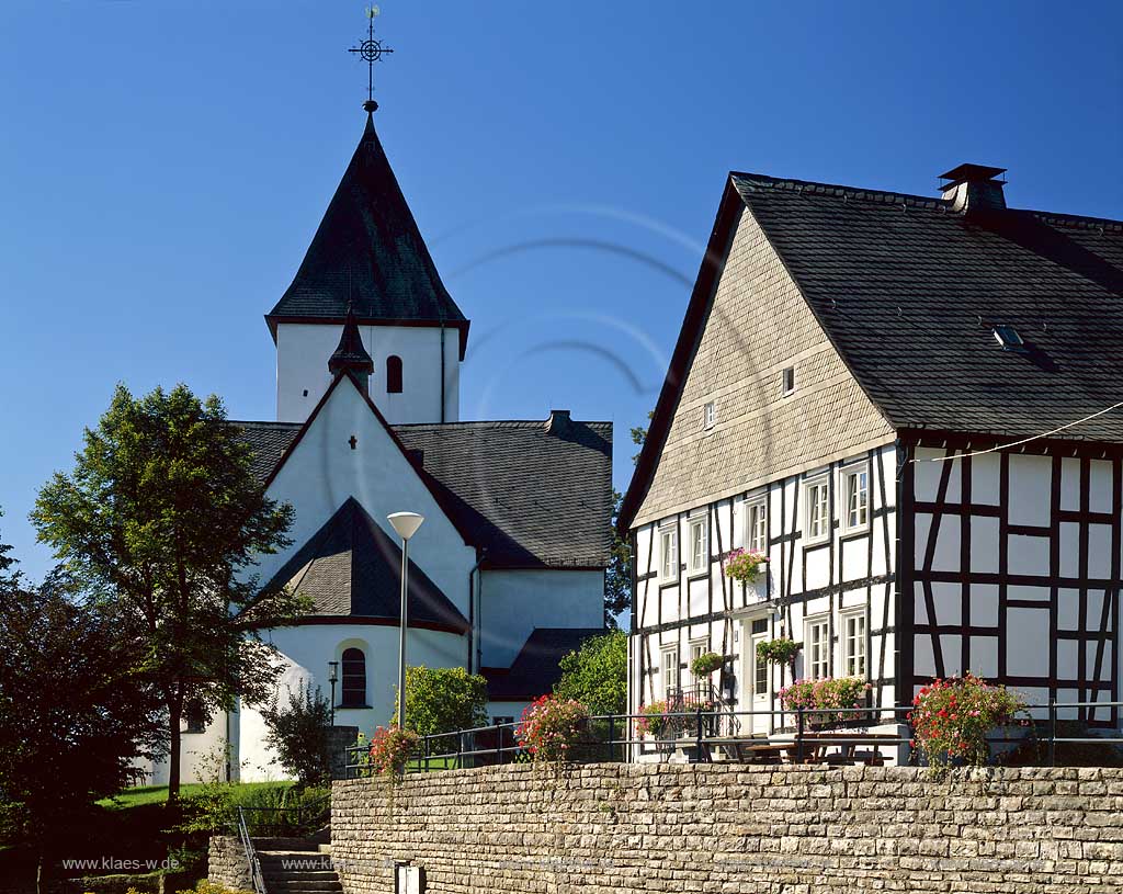 Schmallenberg, Berghausen, Hochsauerlandkreis, Blick auf Kirche St. Cyriakus und Fachwerkhaus, Sauerland