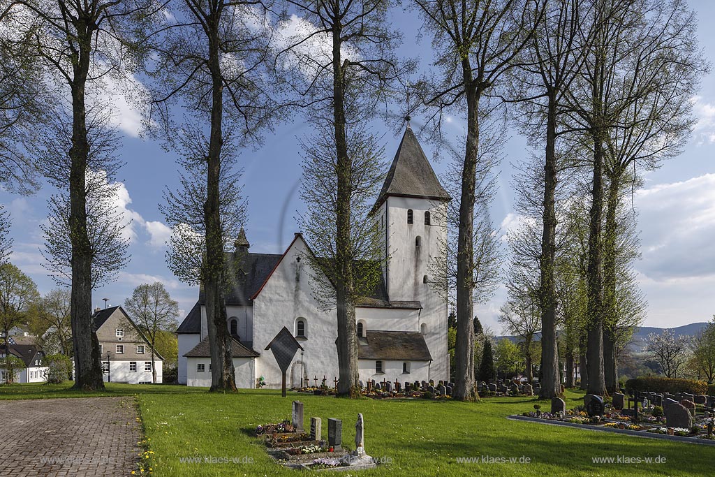 Schmallenberg-Berghausen, Blick auf St. Cyriacus-Kirche mit Friedhof; Schmallenberg-Berghausen, view to church St. Cyriacus-Kirche with cemetery.
