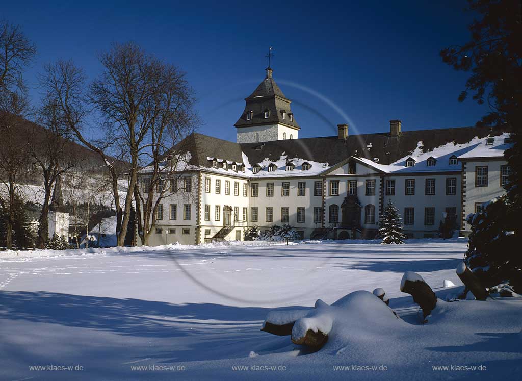 Schmallenberg, Hochsauerlandkreis, Blick auf Kloster Grafschaft mit Winterlandschaft, Sauerland