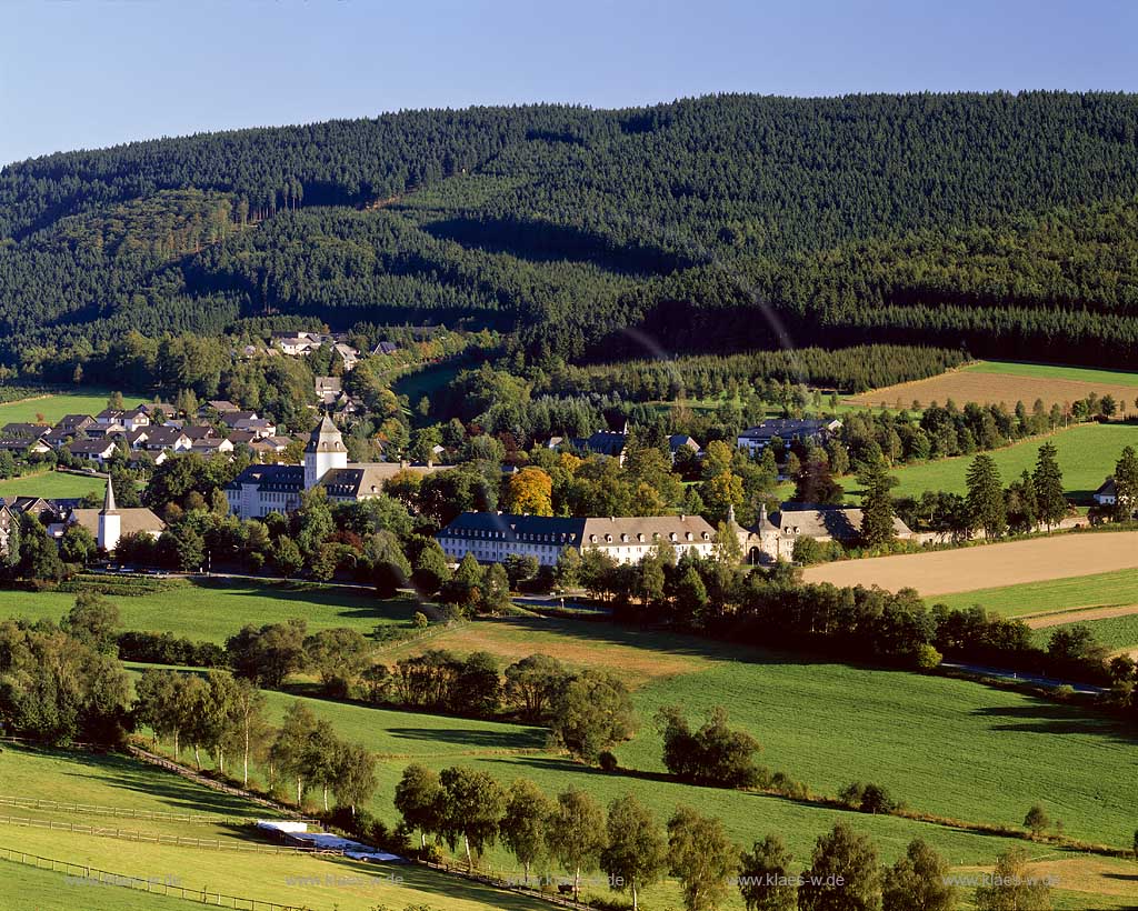 Schmallenberg, Hochsauerlandkreis, Blick auf Kloster Grafschaft, Sauerland