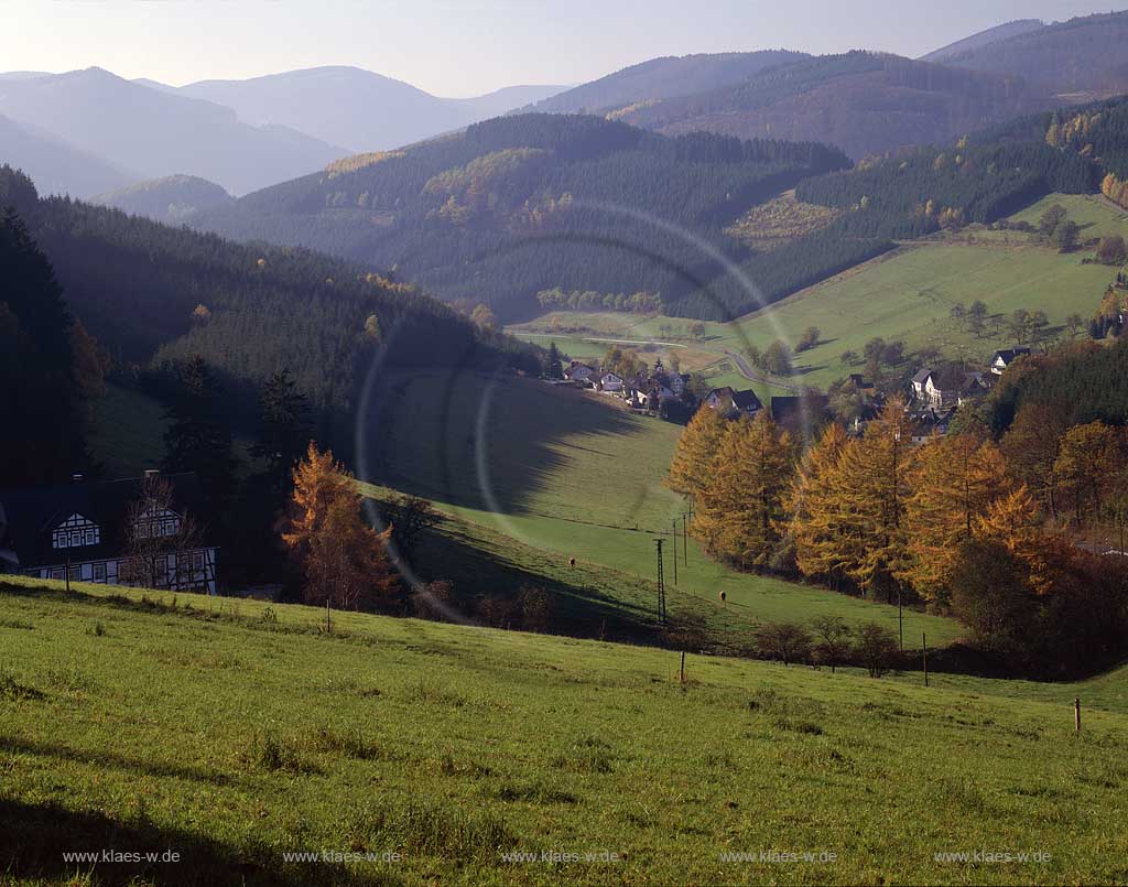 Schmallenberg, Harbecke, Hochsauerlandkreis, Blick auf Ort im Herbst, Sauerland