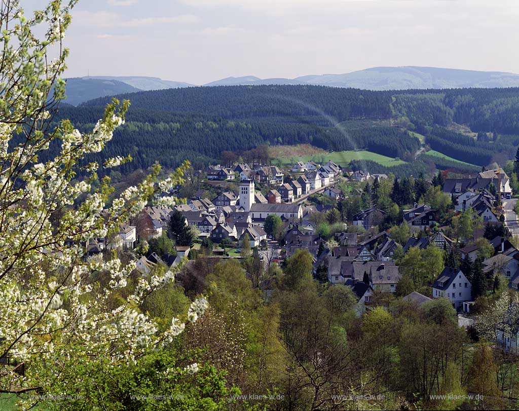 Schmallenberg, Bad Fredeburg, Hochsauerlandkreis, Blick auf Ort und Landschaft im Fruehling, Frhling, Sauerland
