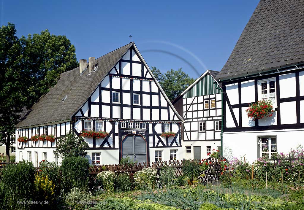 Schmallenberg, Hochsauerlandkreis, Fleckenberg, Blick auf Fachwerkhof mit Gemsegarten, Gemuesegarten, Sauerland