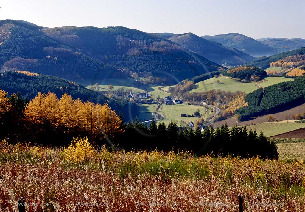 Schmallenberg, Lenne, Hochsauerlandkreis, Blick vom Beerenberg auf Ort und Landschaft, Sauerland