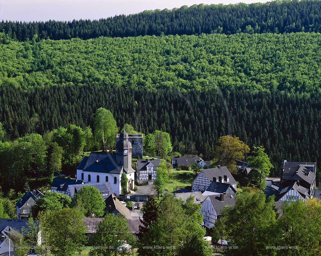 Schmallenberg, Nordenau, Hochsauerlandkreis, Blick auf Ort mit Kirche, Sauerland