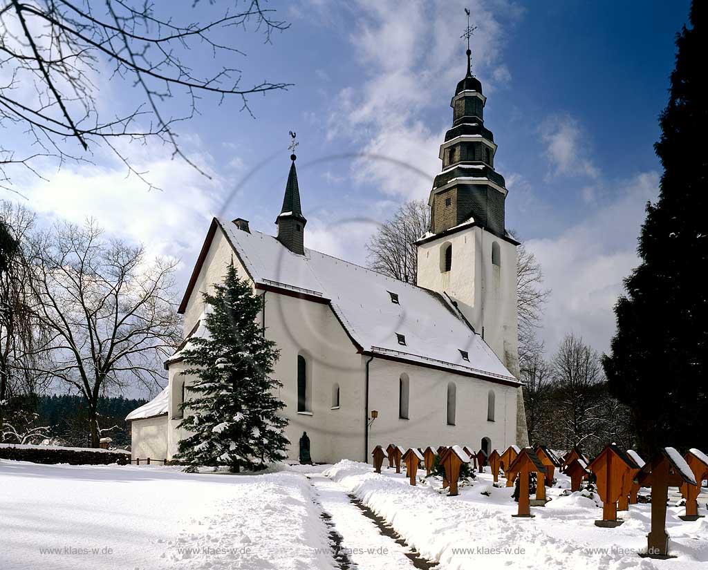 Schmallenberg, Wormbach, Hochsauerlandkreis, Kirche Sankt Peter und Paul mit Blick auf Friedhof in Winterlandschaft, Sauerland
