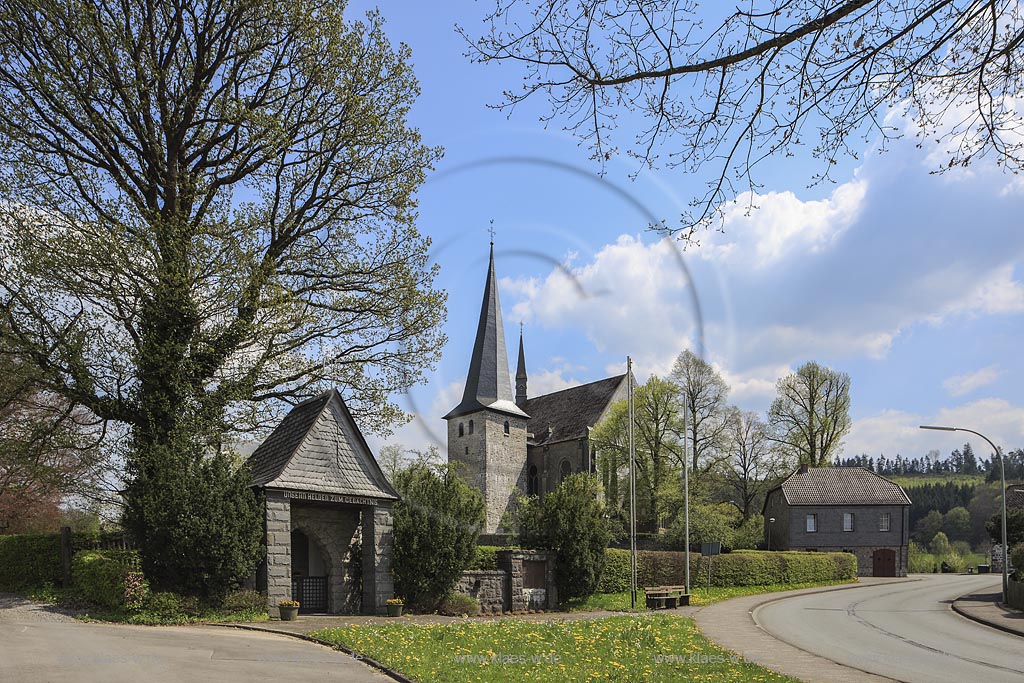 Sundern Hellefeld, Blick mit Martinus-Kirche, das Kirchspiel Hellefeld wird von der Bevoelkerung auch als Altes Testament bezeichnet; Sundern Hellefeld, view with church Martinus-Kirche.