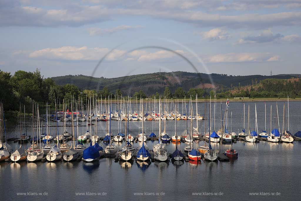 Sundern, Sorpesee, Hochsauerlandkreis, Blick auf See mit Booten und Landschaft, Sauerland