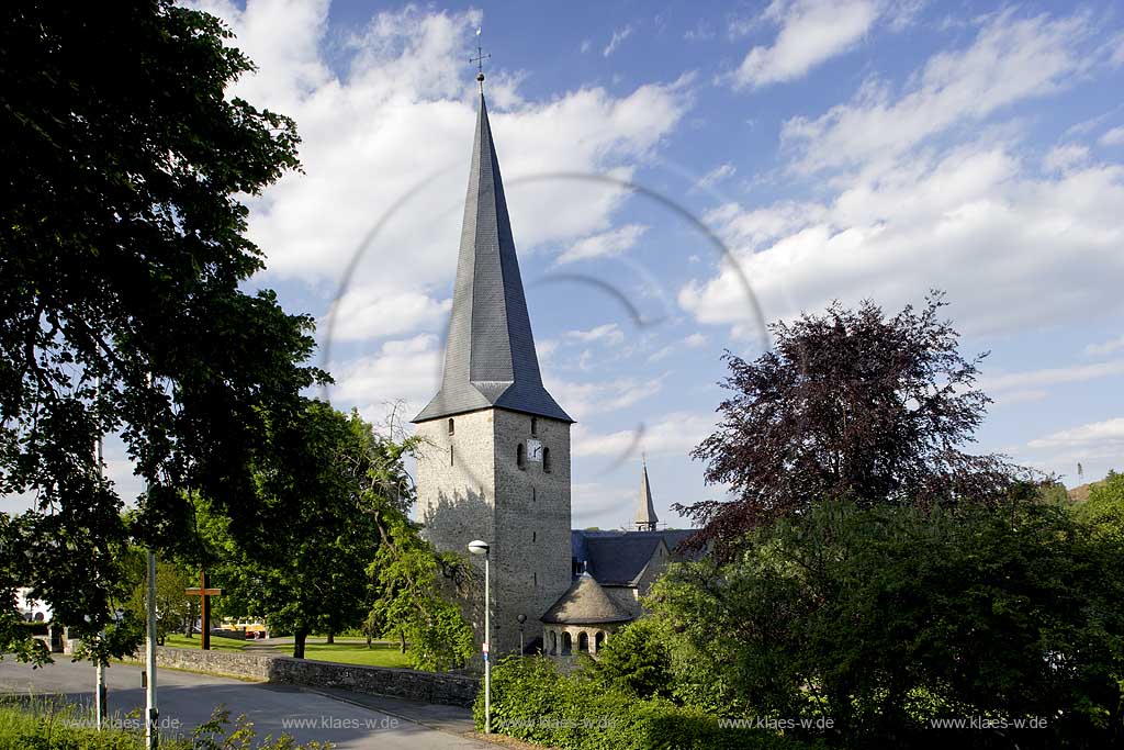 Sundern, Stockum, Hochsauerlandkreis, Blick auf Pfarrkirche mit schiefem Turm, Sauerland