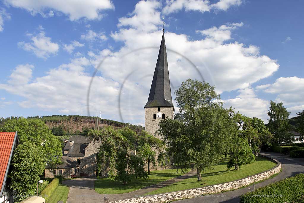 Sundern, Stockum, Hochsauerlandkreis, Blick auf Pfarrkirche mit schiefem Turm, Sauerland