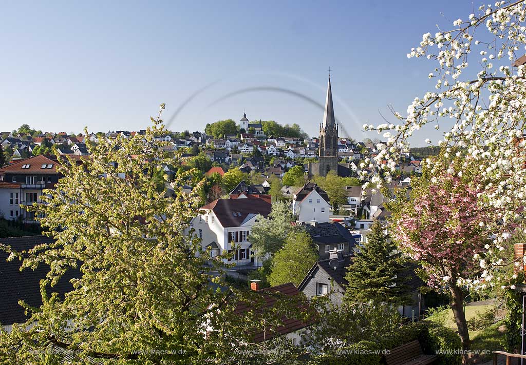 Warstein, Kreis Soest, Blick auf Stadt mit Kirche im Fruehling, Frhling, Sauerland
