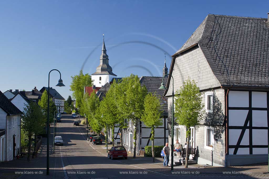 Warstein, Belecke, Kreis Soest, Blick in Ort mit Kirche, Sauerland