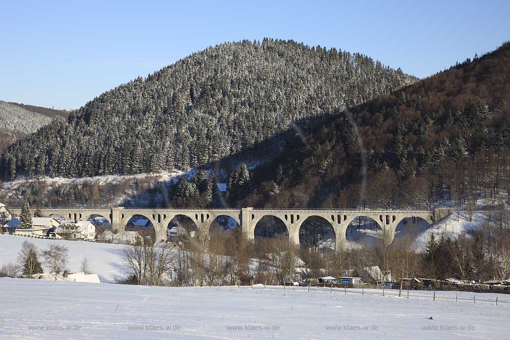 Willingen Upland Blick auf das Eisenbahnviadikt in verschneiter Winterlandschaft; view to the railway viaduct in snow-covered winter landscape 