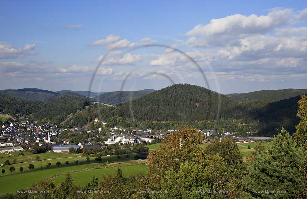 Willingen, Kreis Olpe, Blick vom Ettelsberg auf Stadt und Landschaft,  Sauerland